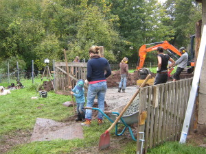 Bau des Schaf-Paddocks (Foto: Lernort Bauernhof, Hofgut Oberfeld)