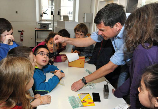 Prof. Dr. Jens Schneider erklärt, warum Glas leicht zerbricht und man trotzdem damit bauen kann. (Foto: Bürgerstiftung Darmstadt)