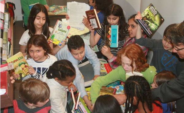 Die Schülerinnen und Schüler der Heinrich‐Hoffmann‐Schule nehmen den Bücherkoffer in Beschlag (Foto: Bürgerstiftung Darmstadt)