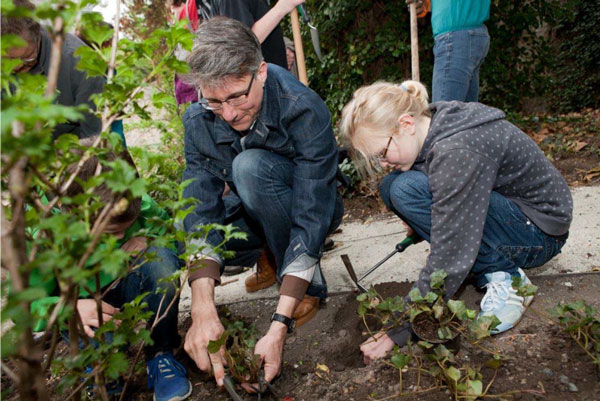 Der Vorstandsvorsitzende der Bürgerstiftung, Dr. Markus Hoschek, hilft anlässlich der Mitmach‐Aktion am 05. April bei der Begrünung des Schlossgrabens. (Foto: TU Darmstadt)