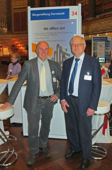 Dr. Jan Sombroek mit Hans-Günter Bartel, Geschäftsführer der Stiftung Circus Waldoni (Foto: Bürgerstiftung Darmstadt)