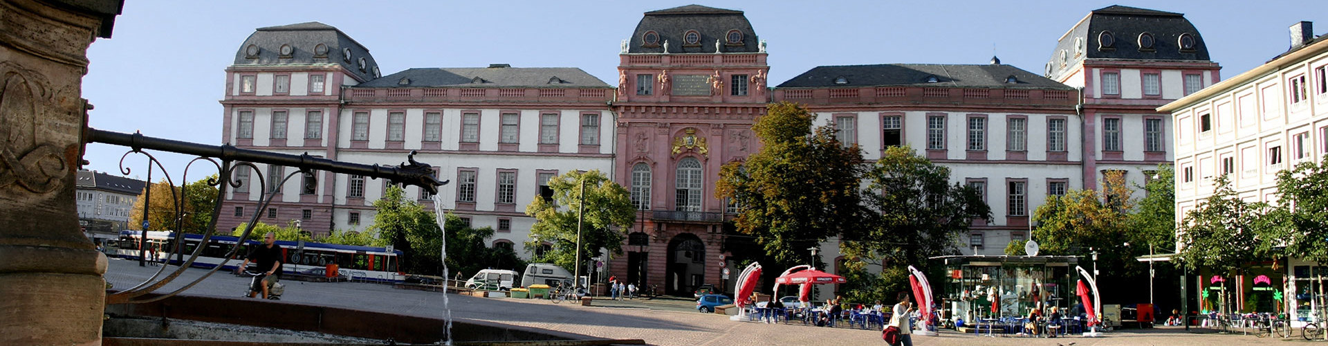 Marktplatzbrunnen und Schloss
