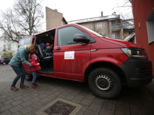 Die Bürgerstiftung Darmstadt spendete einen neuen Bus für die Lebenshilfe an der Arheilger Straße (Foto: Guido Schiek)