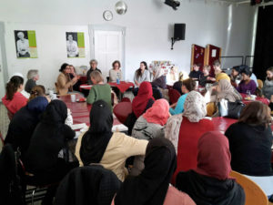 Mitarbeiterinnen von Wildwasser Darmstadt stellen (mithilfe von Dolmetscherinnen) den Migrantinnen/Geflüchteten Frauen die Angebote der Beratungsstelle vor.