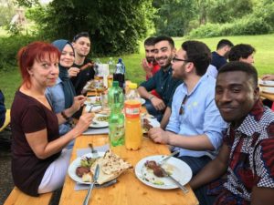 Grillfest für geflüchtete Studienbewerber der TU und ihre Lehrnhelfer (Foto: Adele Daily)